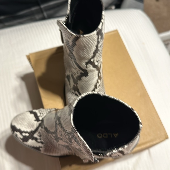 Aldo Boots size 6.5  (37) Snake skin design New Leather 3.75” heels Black Grey - Picture 10 of 12
